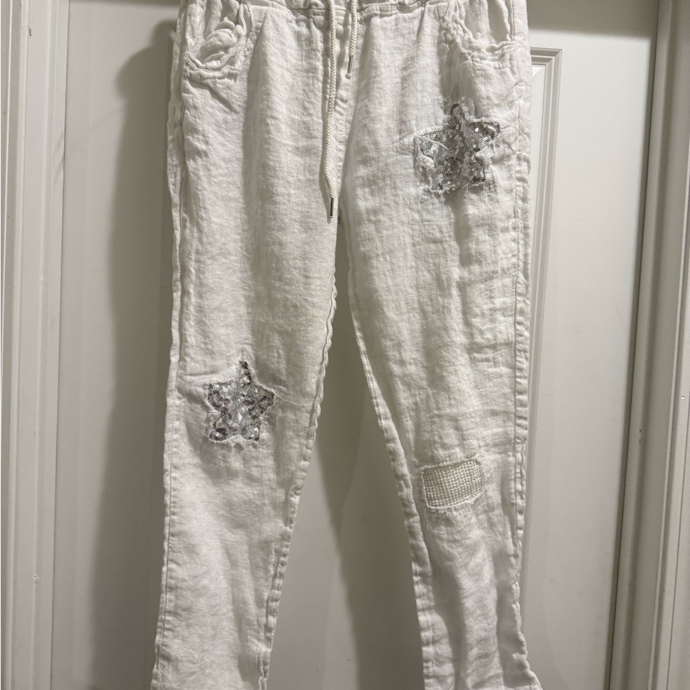 White Star-Embellished Cropped Pants